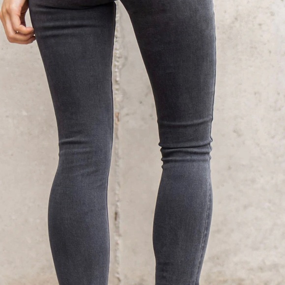 Levis High-Rise Skinny Jeans - Picture 3 of 6